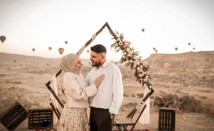Kapadokya’da balon manzarası eşliğinde evlilik teklifi organizasyonu