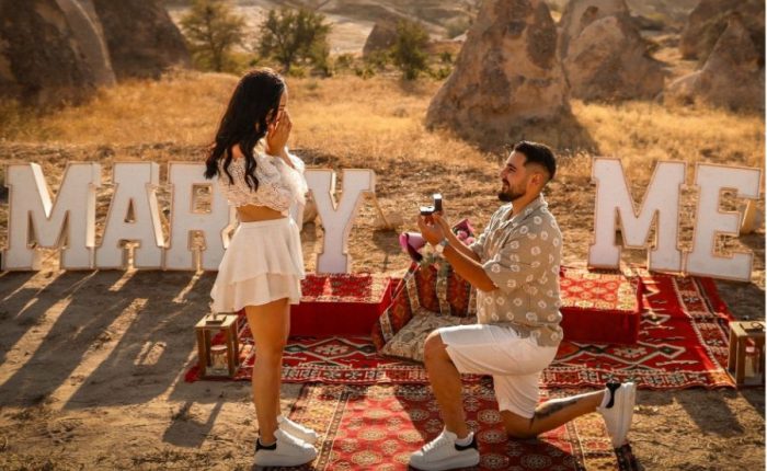 Kapadokya’da balon manzaralı evlilik teklifi konsepti
