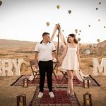 Kapadokya vadilerinde ışıklı marry me harfleri ile teklif anı