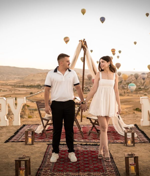 Kapadokya vadilerinde ışıklı marry me harfleri ile teklif anı