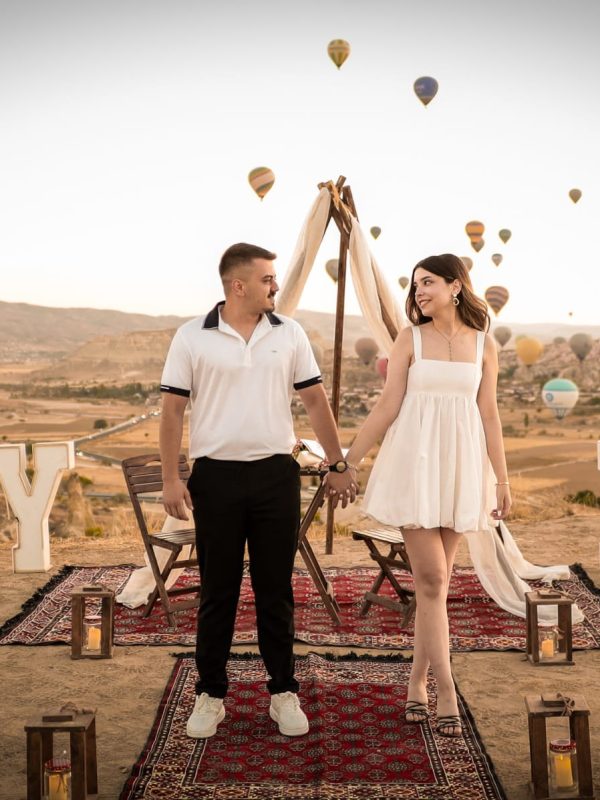 Kapadokya vadilerinde ışıklı marry me harfleri ile teklif anı