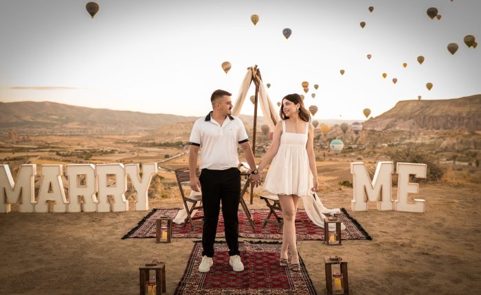 Kapadokya vadilerinde ışıklı marry me harfleri ile teklif anı