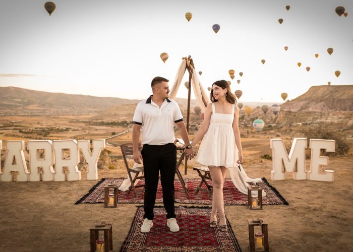 Kapadokya vadilerinde ışıklı marry me harfleri ile teklif anı