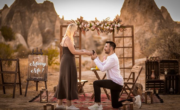 Nevşehir’de balon manzaralı romantik evlilik teklifi
