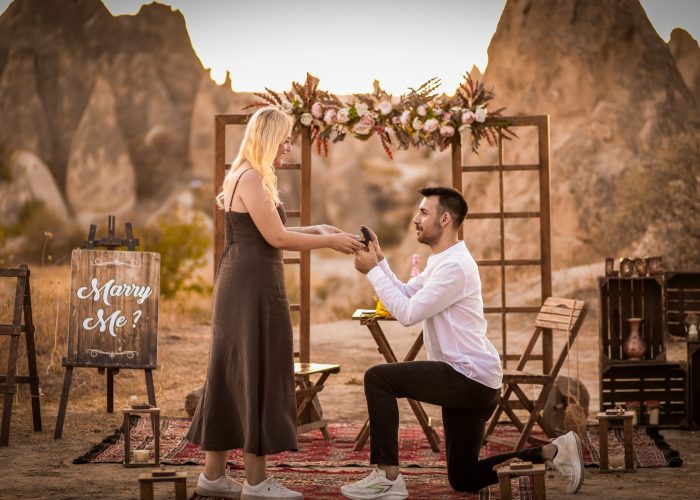 Nevşehir’de balon manzaralı romantik evlilik teklifi